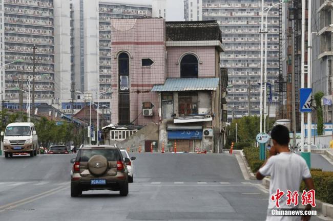 Mr. Xu's "nail house" stands in the middle of Huting North Rd. in Songjiang District, Shanghai, on August 31, 2017. [Photo: Chinanews.com]