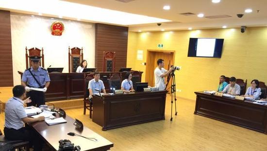 China's first litigation against a bike-sharing company over an accident involving a child under 12 holds a pretrial evidence-exchange hearing at Shanghai Jing'an district court on Friday, September 8, 2017. [Photo: thepaper.cn]