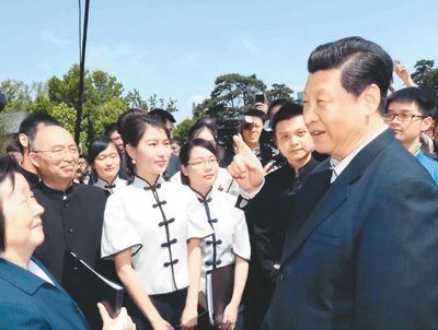 Chinese President Xi Jinping talks with teachers and students at Peking University in Beijing on May 4, 2014, China's Youth Day. [File photo: Xinhua]
