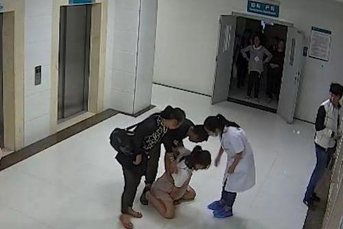 The pregnant woman could not bear the pain and stood up. [Photo: from Baidu.com]