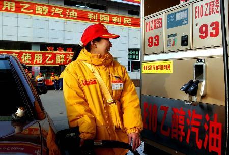 An employee refuels a car with ethanol gasoline at a gas station in Jilin Province. [Photo: sina.com.cn]
