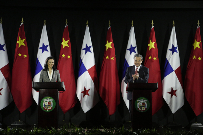 Chinese Foreign Minister Wang Yi, right, listens to Panama's Foreign Minister Isabel de Saint Malo, left, during a press conference at Bolivar Palace in Panama City, Sunday, Sept. 17, 2017.[Photo: AP]