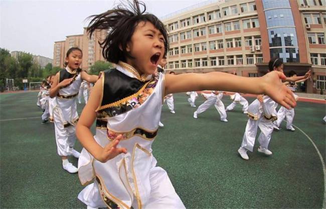 学生课间练武术 Students practice martial arts for exercise