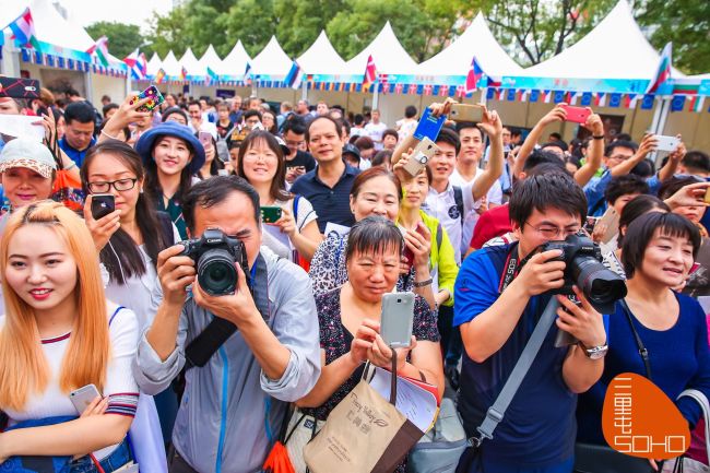 Visitors enjoy musical performances at the "Europe Street" event held on Saturday, September 23, 2017 in Beijing. [Photo provided to China Plus]