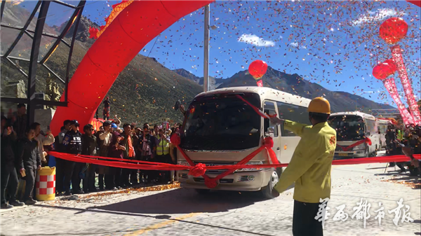 A minibus runs through the newly opend Chola Mountain tunnel in southwest China's Sichuan Province, Sept. 26, 2017. [Photo: West China City Daily]
