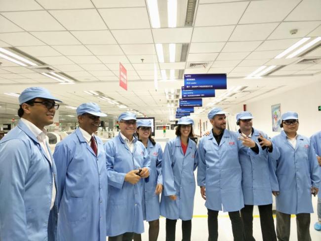 Guests visit the production center of Lenovo and Taiwan’s Compal Group. [Photo: Wang Bingxia]