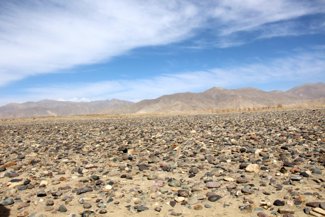 Namling used to be a barren, windy land on the north bank of the Yarlung Zangbo River.[Photo: Gao Yun/CRI]