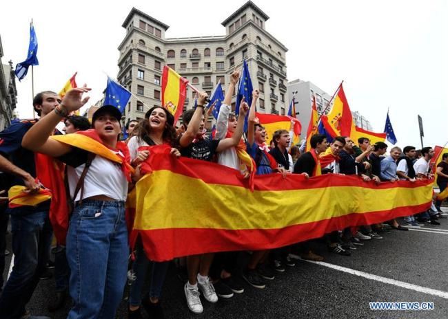 People take to the streets to defend Spain's unity, its constitution and protest against the independence referendum set to be held on Sunday which has been declared illegal by Spain's Constitutional Court, in Barcelona, Spain, on Sept. 30, 2017. [Photo: Xinhua/Guo Qiuda]