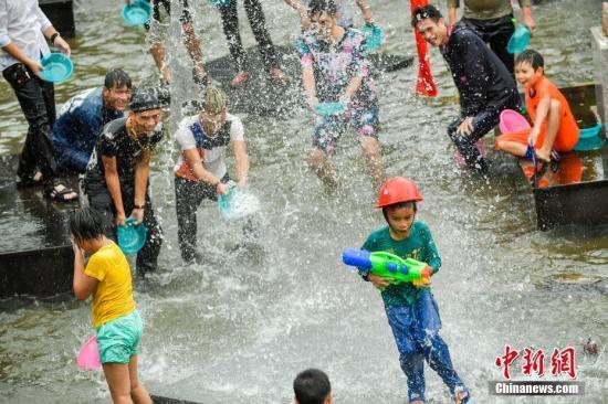 A hot spring water festival in Qixian square, Baoting Li-Miao autonomous county, Hainan province, on August 28, 2017.[Photo: Chinanews.com]