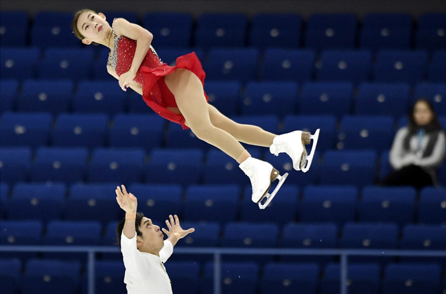 Cheng Peng and Yang Jin of China perform their routine in the pairs short program during the Finlandia Trophy Espoo international figure skating competition in Espoo, Finland, on Oct. 6, 2017. [Photo: AP]