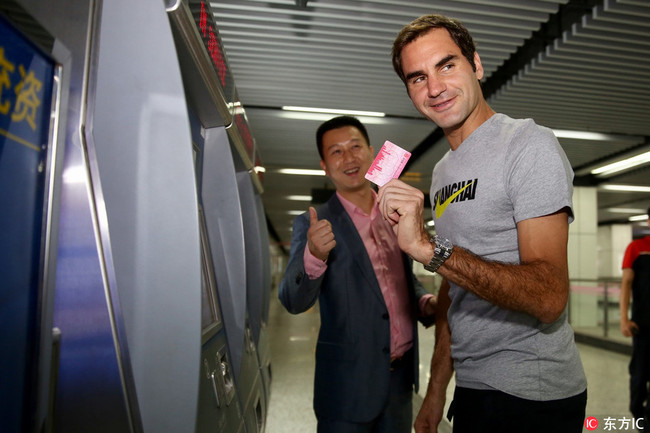 Swiss tennis player Roger Federer talks with a passenger on metro Line 13 during the third day of Shanghai Rolex Masters in Shanghai, China, 9 October 2017. [Photo: IC]