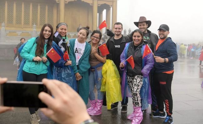 Foreign tourists also join the celebration on Mount Emei. [Photo: Mount Emei scenic spot]