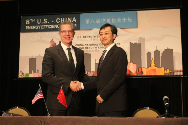 China Beiqi Foton Motor signs a memorandum with US Cummins in Denver, Colorado, US, on October 14, 2017. [Photo: China Plus] 