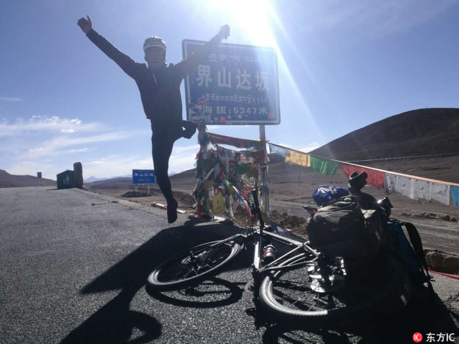 Sun Youzhi on his cycling challenge along the Xinjiang-Tibet highway [File Photo: IC]