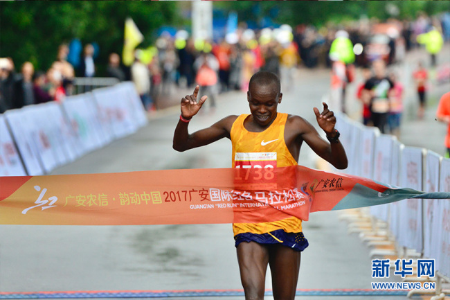 Kenyan runner William Chebon Chebor takes the title of "Redrun" Marathon in Guang'an, Sichuan Province on Sunday, October 15, 2017. [Photo: Xinhua]