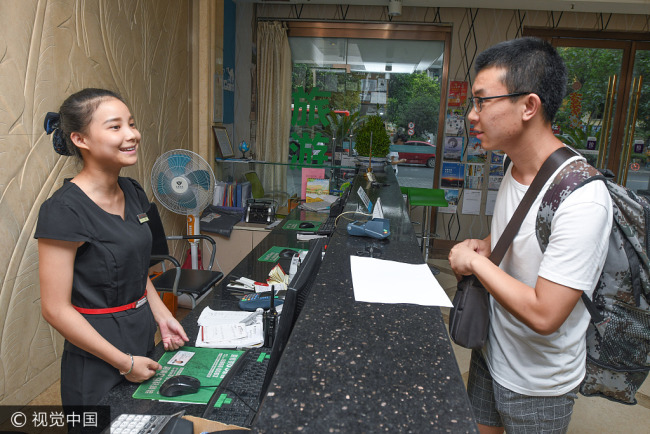 A job seeker checks in at a special hostel in Chengdu, Sichuan Province, on Aug 8, 2017. The special hostel can provide one week's free accommodation for job seekers from other places. [Photo: VCG]