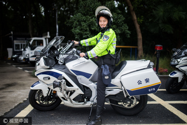 Photo of 24-year-old police officer Zheng Yijiong, the first in China to direct traffic with artificial intelligence, taken on September 29, 2017 [Photo: VCG]