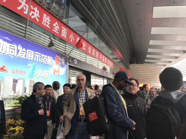 A group of foreign reporters take a one-day trip to Tianjin on October 18th,2017.[Photo:China Plus]  