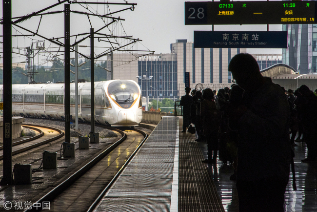A “Fuxing” bullet train pulls into Nanjing South Railway Station on October 6, 2017. [Photo: VCG]