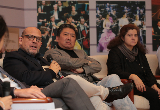 Conductor Jaap van Zweden (left), artistic director of the Beijing Music Festival Yu Long (center), and Bulgarian director Vera Nemirova (right) brief the media on an opera Die Walkure, which will debut in Beijing on next Tuesday evening, Oct 24, 2017. [Photo: China Plus]