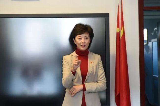 Zhou Ye introduces sign language to journalists with The Beijing News. [File Photo: bjnews.com.cn]