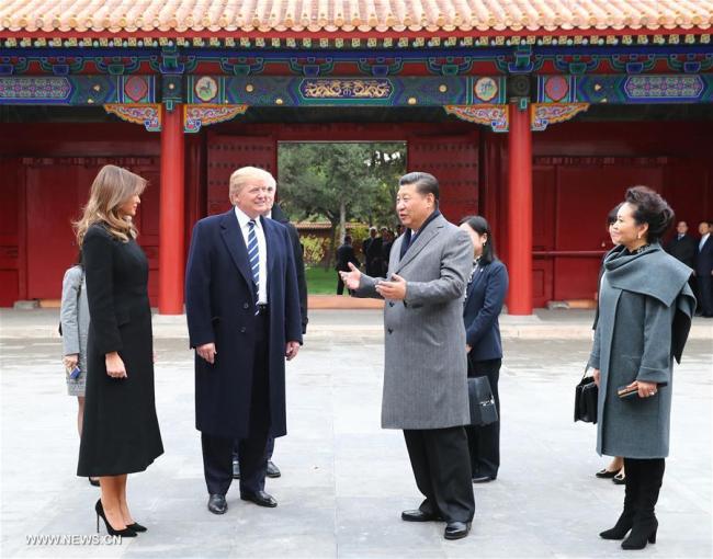 Chinese President Xi Jinping and his wife Peng Liyuan welcome their U.S. counterparts at the Palace Museum on November 8, 2017. [Photo: Xinhua]