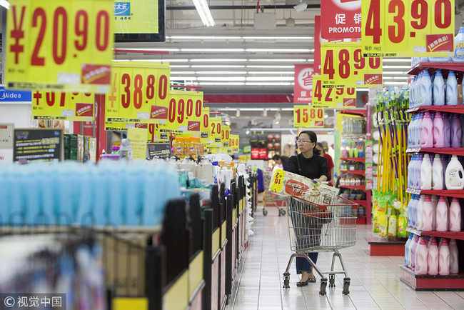 A consumer buying goods in a supermarket. [File Photo: VCG]