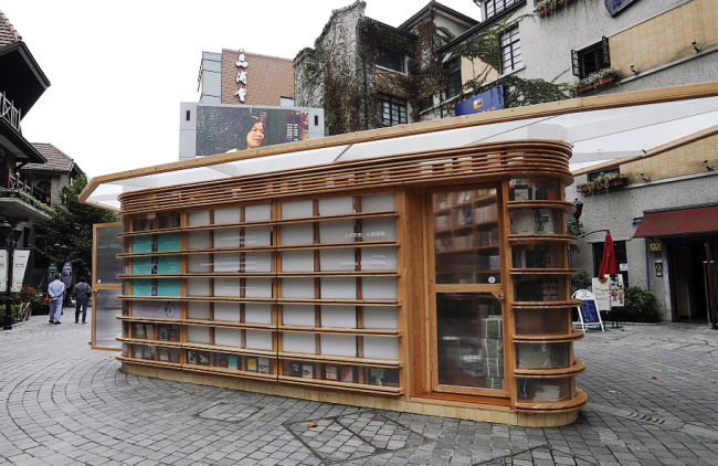 A pop-up bookstore in downtown Shanghai on November 6, 2017. [Photo: VCG]