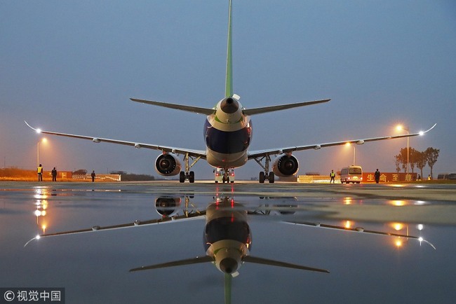 The C919 prepares for a test on November 8, 2017 before a long-distance flight from Shanghai to Xi'an. [Photo: VCG]