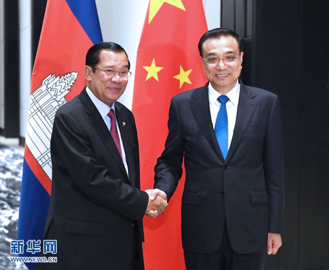 Chinese Premier Li Keqiang met with Cambodian Prime Minister Samdech Techo Hun Sen Monday on the sideline of the 20th China-ASEAN (the Association of Southeast Asian Nations) (10+1) leaders' meeting in the Philippine capital of Manila.[Photo: Xinhua]
