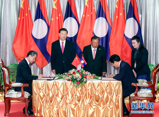 After the meeting, Chinese President Xi Jinping and his Lao counterpart Bounnhang Vorachit witnessed the signing of a deal to enhance cooperation under new circumstances between the two countries, Vientiane, Nov. 14, 2017. [Photo: Xinhua/Ding Lin]