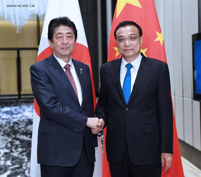 Chinese Premier Li Keqiang (R) meets with Japanese Prime Minister Shinzo Abe in Manila on November 13, 2017. [Photo: Xinhua/Rao Aimin]