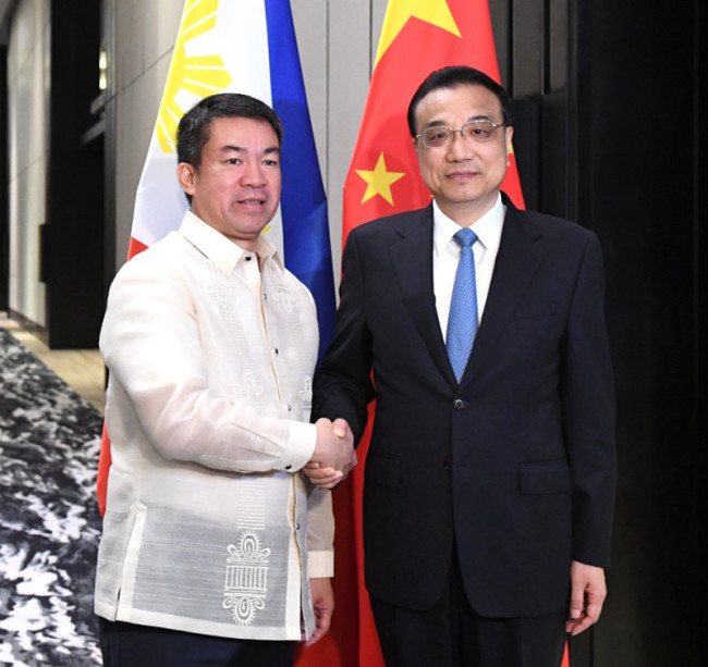 Chinese Premier Li Keqiang (R) meets with Aquilino Pimentel, Senate president of the Philippines, in Manila, the Philippines, on Wednesday, November 15, 2017. [Photo: Xinhua]