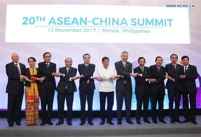 Chinese Premier Li Keqiang (5th L) and leaders of the Association of Southeast Asian Nations (ASEAN) member countries pose for group photos before the 20th China-ASEAN (10+1) leaders' meeting in Manila, the Philippines, Nov. 13, 2017.[Photo: Xinhua]