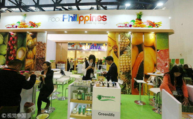 Photo shows a booth from the Philippines at this year’ China Fruit & Vegetable Fair on Nov, 4th, 2017. Newly-released statistics show economic and trade cooperation between China and the Philippines start to rebound this year after slumping the previous few years. [Photo: VCG]