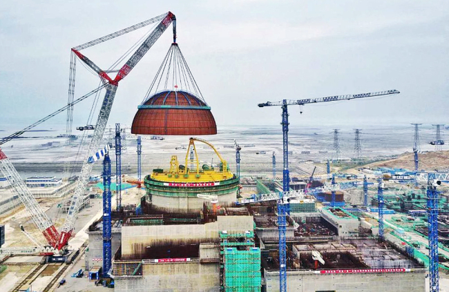 China successfully installs the containment dome for its first demonstration nuclear power project using Hualong One technology, a domestically developed third-generation reactor design, in east China's Fujian Province on May 25, 2017. [File Photo: VCG]