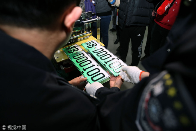 The first special license plate for new energy vehicles in Wuxi City, Jiangsu Province, was unveiled on December 1, 2016. [Photo: VCG]