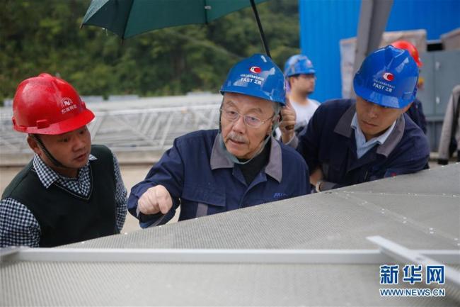Nan Rendon (left, 2) at the construction site of FAST. [File Photo:Xinhua]