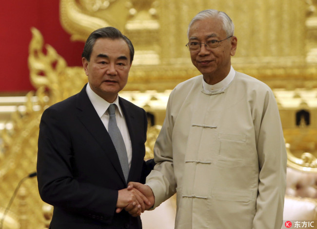 Myanmar's President Htin Kyaw (right) shakes hands with Chinese Foreign Minister Wang Yi after their meeting at the President House in Naypyitaw, Myanmar on Sunday, Nov 19, 2017.[Photo: IC]