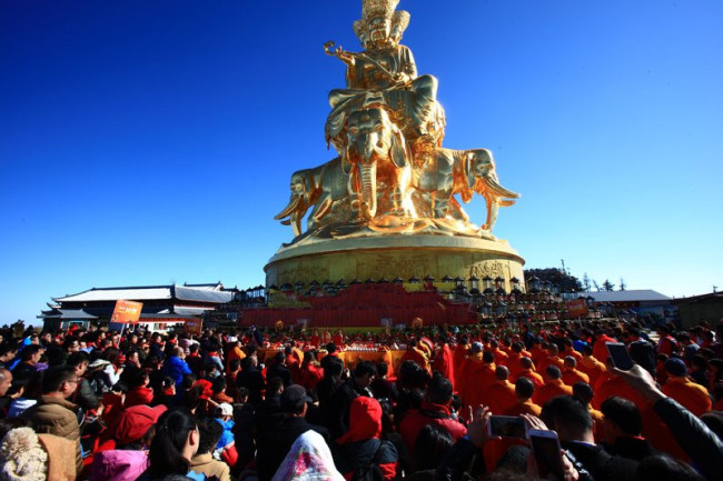The ceremony was held at the Golden Summit of Mount Emei.[Photo by Mount Emei scenic spot]