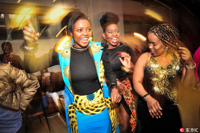 Ruth, a 22-year-old woman from Nairobi, Kenya, who studies at Tianjin Normal University, dances with her friends at a party to welcome freshmen from Kenya in Tianjin. [Photo: IC]