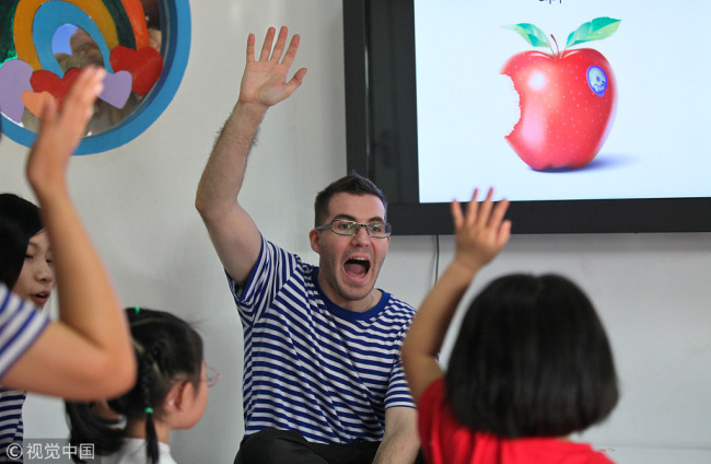 Jhon Lee from Belgium teaches English at an early education center in Tianjin. [Photo: VCG]
