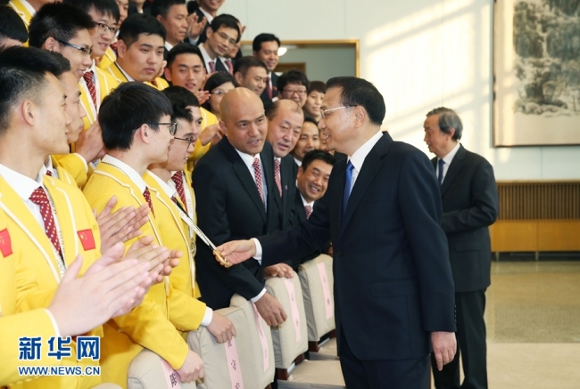 Chinese Premier Li Keqiang meets with workers who participated in this year's WorldSkills Competition in October.[Photo: Xinhua]