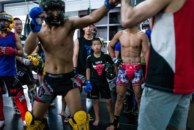 This picture taken on June 2, 2017 shows a mixed martial arts (MMA) training session at the Enbo Fight Club in Chengdu. [File photo: VCG]
