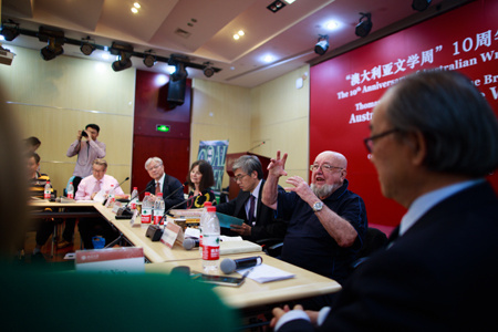 Thomas Keneally at a panel discussion during the 2017 Australian Writers Week in China.[Photo: Courtesy of Australian Embassy to China]