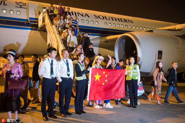 Chinese and foreign tourists stranded in Bali deplane a passenger jet of China Southern Airlines at the Shenzhen Bao'an International Airport in Shenzhen city, south China's Guangdong province, November 30, 2017.[Photo: IC]