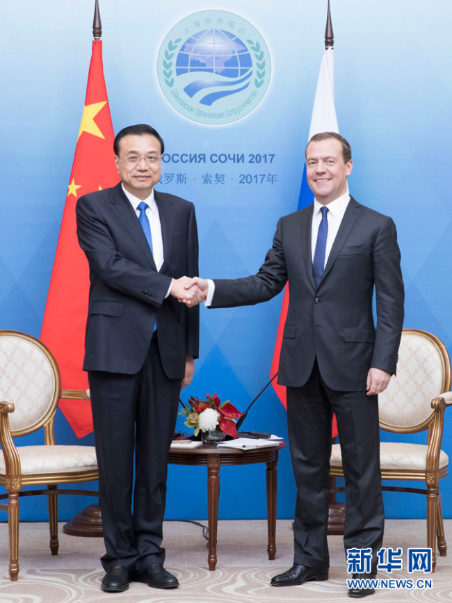 Chinese Premier Li Keqiang on Friday meets with his Russian counterpart, Dmitry Medvedev,in Sochi. [Photo: Xinhua]