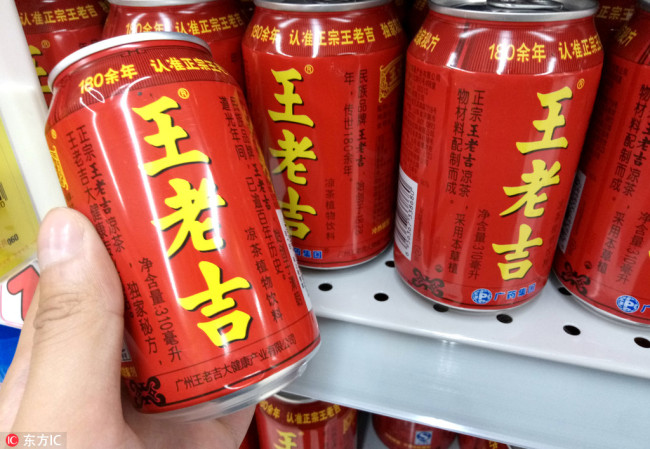 Cans of Wong Lo Kat herbal tea for sale at a supermarket [File photo: IC]
