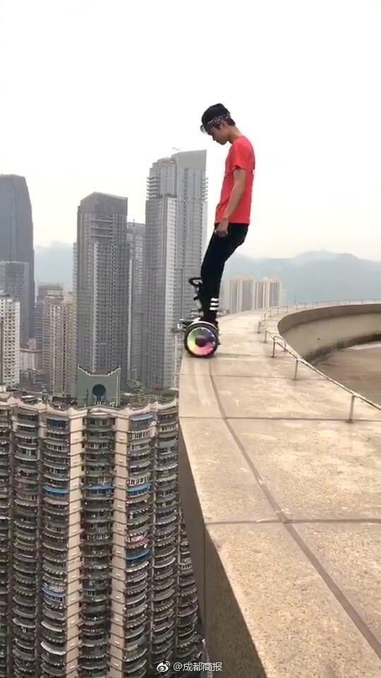 Wu rides a balance bike on the roof edge of a high building. [Photo: sina.cn]