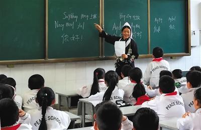 An undated photo shows ethnic Hani students studying Hani language in a primary school class in southwest China's Yunnan Province. [File photo: Beijing News]